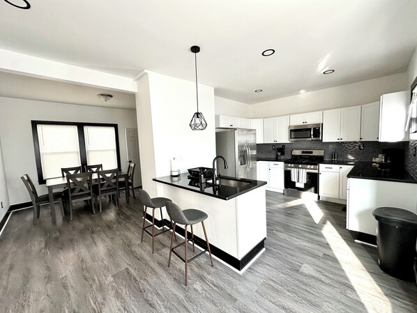Fridge, microwave, oven, stovetop - Fully Renovated Modern 4-Bedroom, 3-Bath Home Close to Downtown Cleveland (Cleveland)