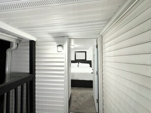 4 bedrooms, iron/ironing board, WiFi, bed sheets - Fully Renovated Modern 4-Bedroom, 3-Bath Home Close to Downtown Cleveland (Cleveland)