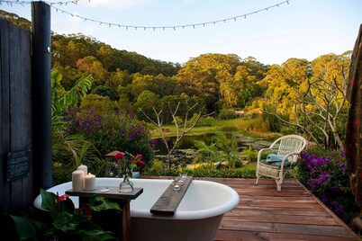 Romantic Cabin w/ outdoor bath 10 Mins to Bruns