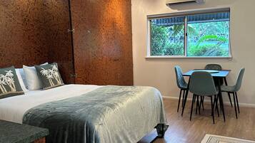 1 habitación, escritorio, tabla de planchar con plancha y wifi