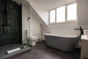 Bathroom - Lowell Street - Cosy 2 BD in Worcester (Worcester)