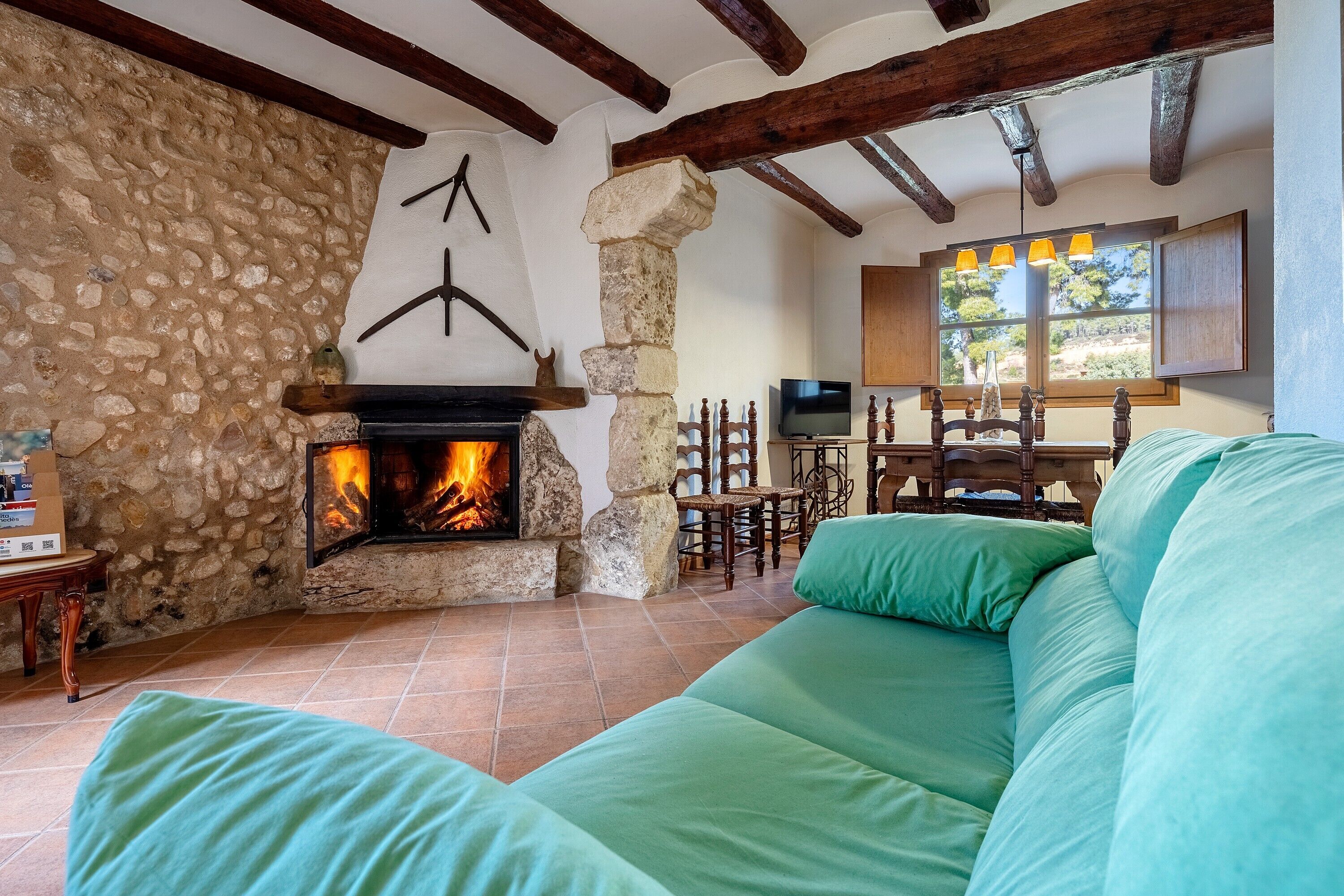 Una televisión, una chimenea