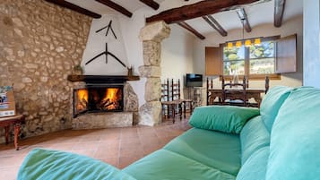 Una televisión, una chimenea