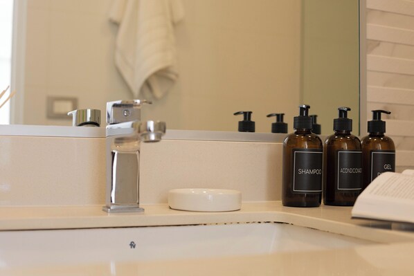 Douche, séchoir à cheveux, serviettes fournies, savon