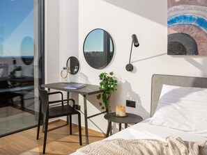 5 bedrooms, desk, iron/ironing board, WiFi