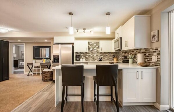Private kitchen - Cozy 2 Bdrm Basement Suite in SW Calgary (Calgary)