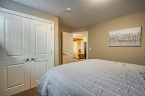2 bedrooms, iron/ironing board, WiFi, bed sheets - Cozy 2 Bdrm Basement Suite in SW Calgary (Calgary)