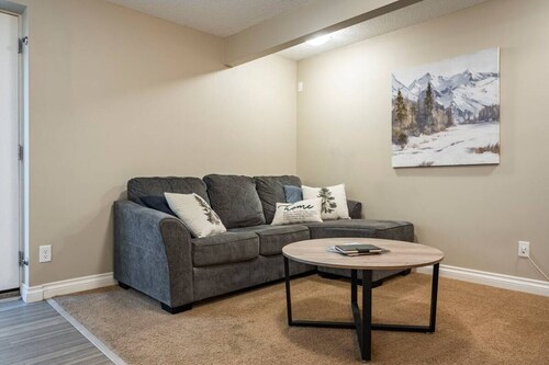 Cozy 2 Bdrm Basement Suite in SW Calgary 