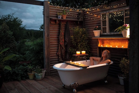 施設の敷地. Romantic Farmstay Cabin 10 Mins to Brunswick