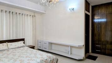 3 makuuhuonetta, silitysrauta/-lauta, ilmainen Wi-Fi, vuodevaatteet