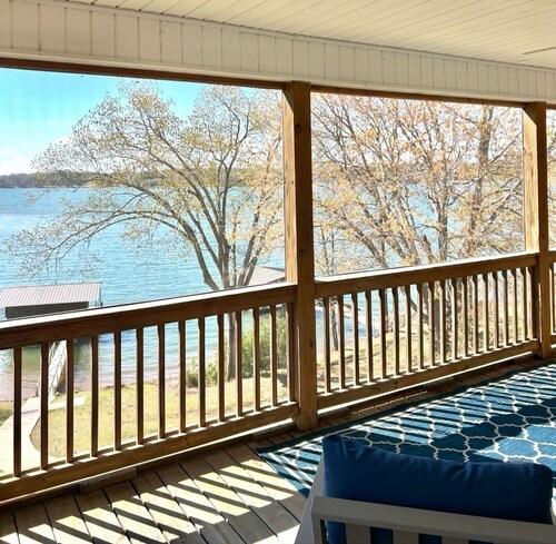 NEW LISTING Spacious 5-bedroom lakefront house in Anderson, 13 miles to Clemson 