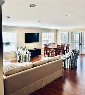 Una Smart TV, un futbolín