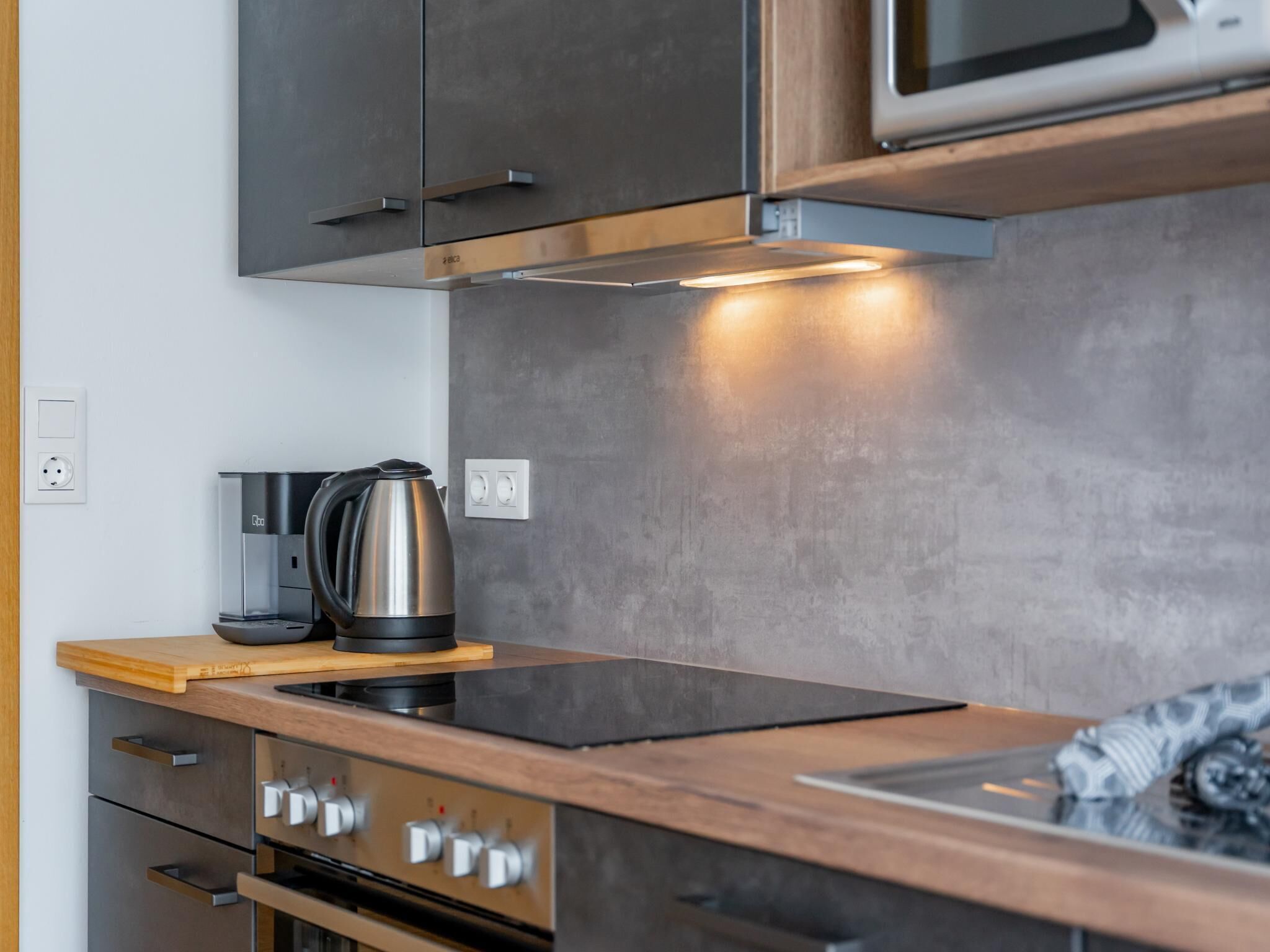 Réfrigérateur, micro-ondes, plaque de cuisson, lave-vaisselle