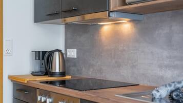 Réfrigérateur, micro-ondes, plaque de cuisson, lave-vaisselle