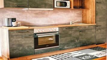 Køleskab, mikrobølgeovn, kogeplade, opvaskemaskine