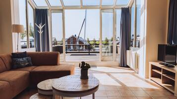 Una televisión, un reproductor de DVD