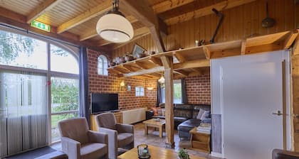 Bauernhaus mit großem Garten und Spielgeräten