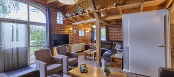 Bauernhaus mit großem Garten und Spielgeräten
