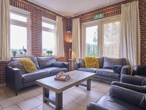 Fernseher, DVD-Player, Tischfußball, Tischtennisplatte