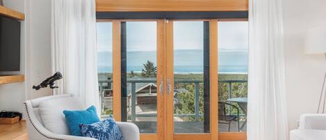 Télévision, cheminée, écrans d'ordinateur