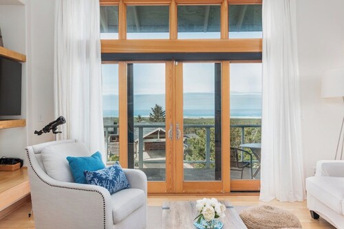 Capeside Lookout | Huge views, pool access, dog ok