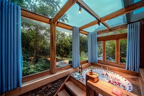 Maison Romantique, vue vallée | Salle de bain | Articles de toilette gratuits, sèche-cheveux, peignoirs, chaussons