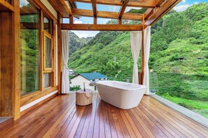 Hus – royal, 2 soverom, dalutsikt | Sengetøy av topp kvalitet, individuelt dekorert og individuelt innredet