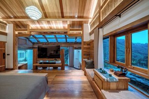 Premium House, 4 Bedrooms, Fireplace, Mountain View | 2 bedrooms, premium bedding, individually decorated