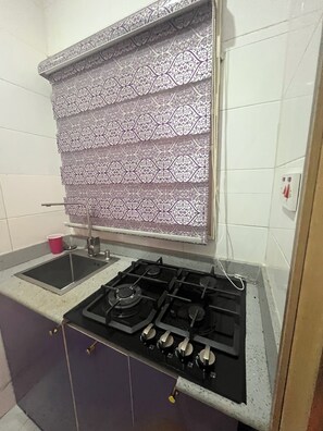 Geladeira, micro-ondas, fogão, cooktop