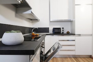 Appartement | Privékeuken | Een koelkast, een magnetron, een oven, een vaatwasser