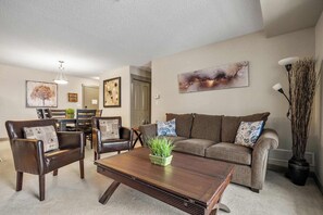 Tv, eldstad och kontor