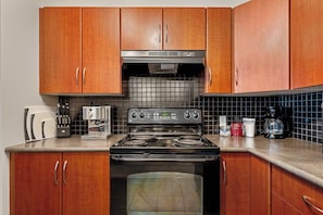 Een koelkast, een magnetron, een oven, een kookplaat