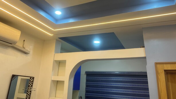 Een modern interieur met inbouwspots, een ingebouwde airconditioning en een behang met patroon.