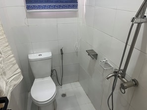 تجهيزات دش، مناشف، صابون، ورق حمّام
