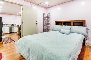 2 bedrooms, iron/ironing board, Internet, bed sheets