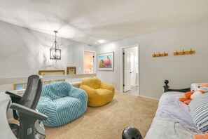 2 habitaciones, tabla de planchar con plancha, cuna de viaje y wifi