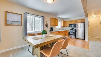 Coffee/tea maker, fridge, microwave, stovetop