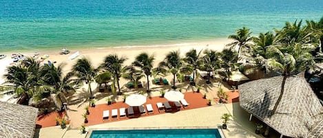 Outdoor pool, lifeguards on site