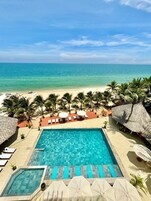 Una piscina al aire libre, guardavidas en la propiedad