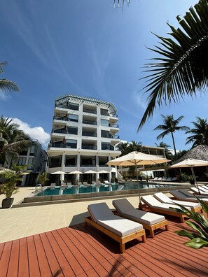 Outdoor pool, lifeguards on site - Mana Mui Ne Beach Resort & Spa (Phan Thiet)