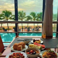 Una piscina al aire libre, guardavidas en la propiedad