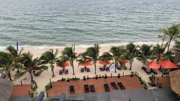 Outdoor pool, lifeguards on site