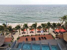 Outdoor pool, lifeguards on site