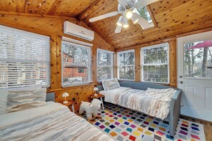 5 Schlafzimmer, Schreibtisch, Bügeleisen/Bügelbrett, Reisekinderbett