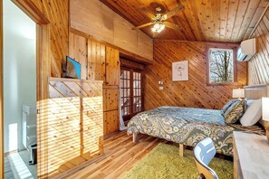 5 soverom, skrivebord, strykejern/-brett og reiseseng for barn