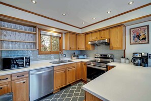 Kjøleskap, mikrobølgeovn, ovn og kokeplater