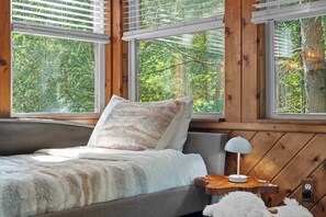 5 bedrooms, desk, iron/ironing board, travel crib - Lakefront Escape w/ Hot Tub, Sauna & Game Room (East Stroudsburg)