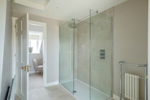 Douche, sèche-cheveux, serviettes fournies