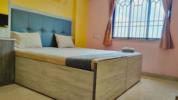 Chambre Double Deluxe, vue cour intérieure | Bureau, Wi-Fi gratuit