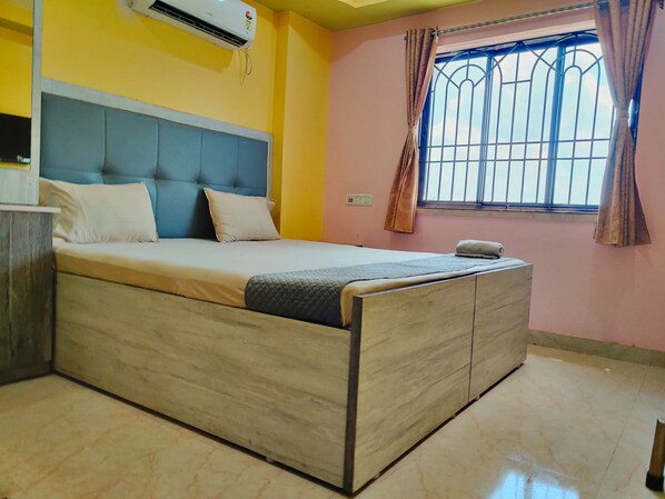 Habitación doble Deluxe, vista al patio | Escritorio y wifi gratis 